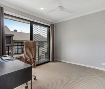 Spacious Contemporary Townhouse with Courtyard & Yard - Photo 4