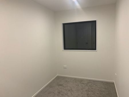 Near New - 3 Bedroom Townhouse + 2 Parking Spaces - Photo 2
