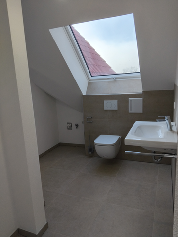 NÄHE BAD BUCHAU! Gehobene 3,5 Zimmer DG-Wohnung mit EBK, Terrasse & Außenstellplatz zu vermieten! - Photo 5