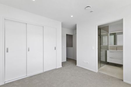 Brand new 3-bedroom Townhouse in fabulous Whitby - Photo 3