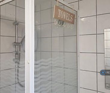 2 bedroom end of terrace house to rent - Photo 2