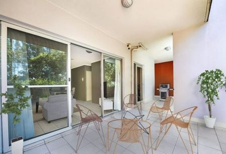 Ground Floor Full-Brick Apartment With Private Courtyard - Photo 4