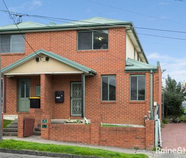 Fantastic Three Bedroom Home - Off Street Parking! - Photo 5