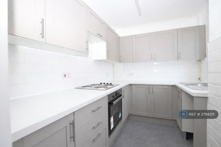 2 bedroom semi-detached house to rent - Photo 4