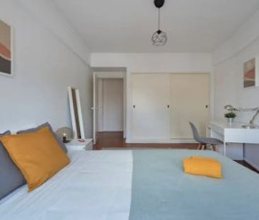 Room in a shared 6-bedroom apartment for rent in Lisbon - Foto 3