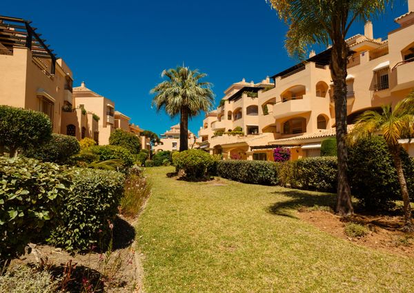 Newly renovated apartment with large glazed terrace, close to the beach in Elviria, Marbella.