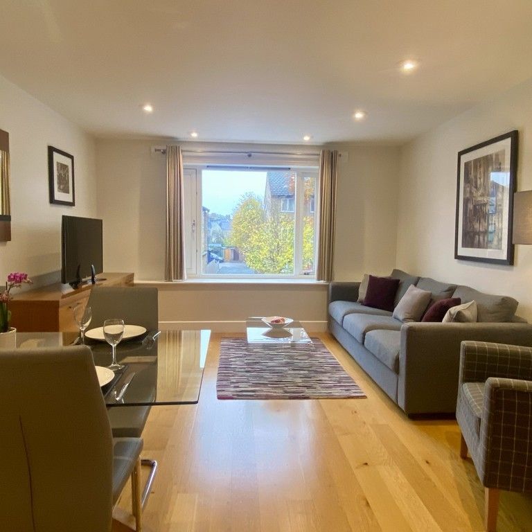 A well presented, two bedroom apartment, situated on Chesterton Road with spacious living space and parking. Less than a mile walk in to Cambridge City Centre over picturesque Jesus Green. - Photo 1