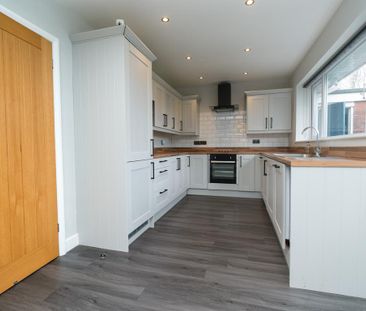 2 bedroom semi-detached bungalow to rent - Photo 6