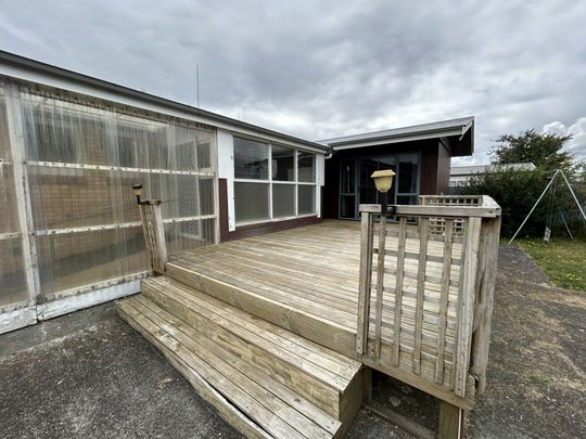 Four-bedroom family home with a river view - Photo 1