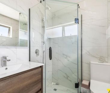 Modern Fully Furnished Family Home in Te Atatu South - Photo 3