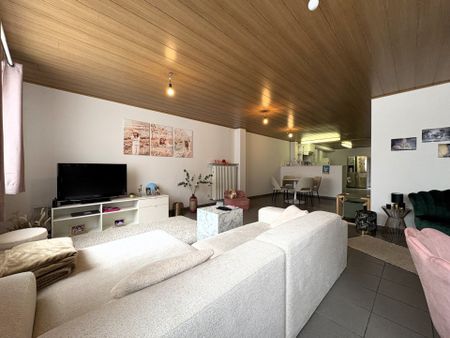 Ruim appartement met 4 slaapkamers en overdekte autostaanplaats - Photo 3