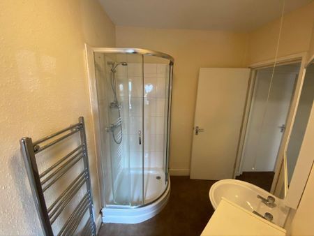 1 bedroom in a flat share to rent - Photo 3