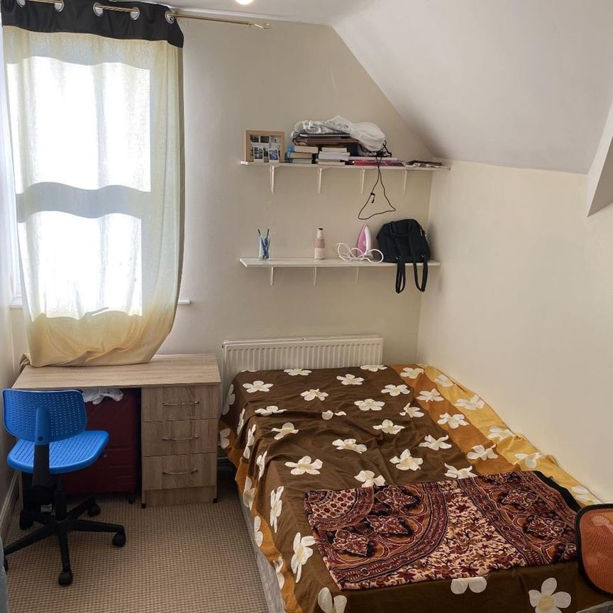 2 Bed Flat, North Hill Road, LS6 - Photo 1