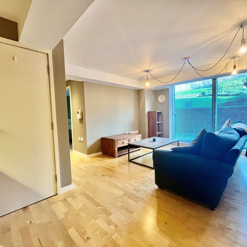 The Avenue, Leeds - Photo 1