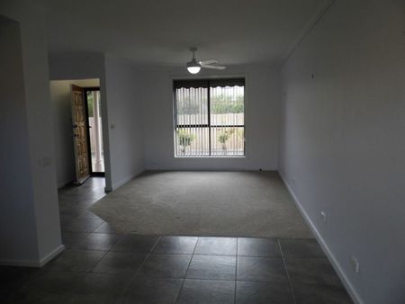 Refurbished two bedroom unit in quiet and convenient location - Photo 2