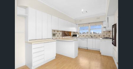 Retro Gem - Refurbished Three Bedroom Home - Photo 5