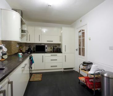 4 Bed Detached House, Oakwood Garth, LS8 - Photo 3