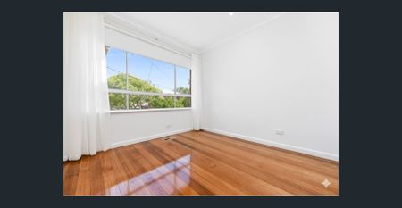 Newly Renovated Home in Sought After Pocket of Ashwood - 2 Living Spaces - Photo 4