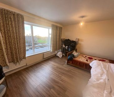 3 Bedroom Flat / Apartment - Warren Gardens, Romsey - Photo 6