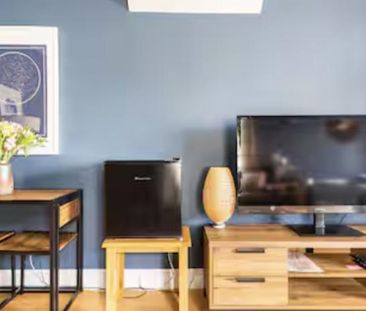 Spacious weekday studio in bromley – quiet, private, well connected - Photo 2