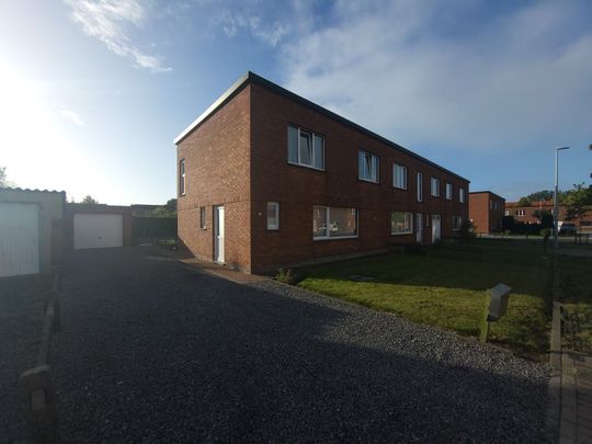 Halfopen gezinswoning in rustige wijk - Photo 1