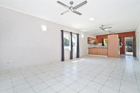 PERFECT PRICE - PERFECT LOCATION - PERFECT UNIT! - Photo 2