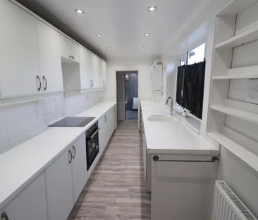 2 bedroom end of terrace house to rent - Photo 6