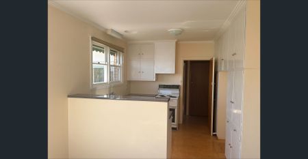 Neat family home with gardener included - Photo 2