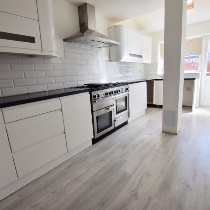 Barrow Close, Coventry - 3 BEDROOM - CLOSE TO UHCW - Photo 1