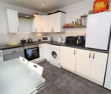 Room in a Shared House, Benson Avenue, E6 - Photo 4