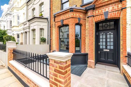 A truly remarkable five bedroom family home, flawlessly refurbished to the highest standards, blending luxury, modern design, and exceptional attention to detail throughout - Photo 4