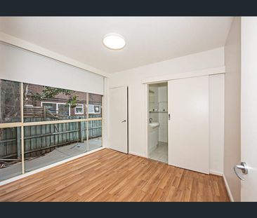 GROUND FLOOR APARTMENT! - Photo 4