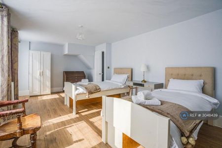 4 bedroom semi-detached house to rent - Photo 2