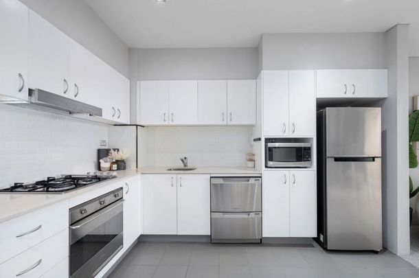 IMMACULATE TWO BEDROOM APARTMENT IN REDFERN | Unfurnished - Photo 1