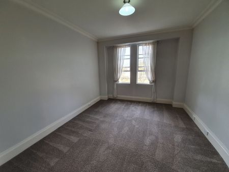 Huge 3 Bedroom Apartment, Premier Location - Photo 3