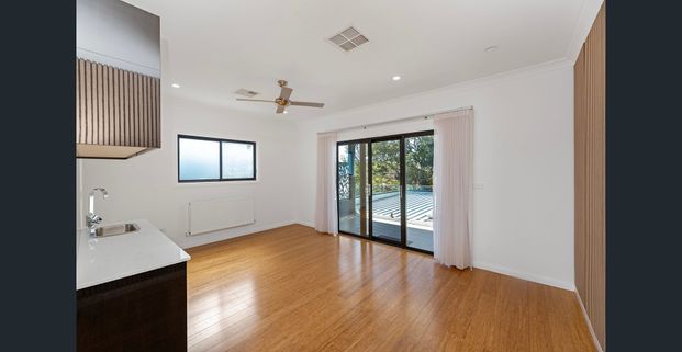 Luxurious 4-Bedroom Townhouse in Prime Location - Photo 1