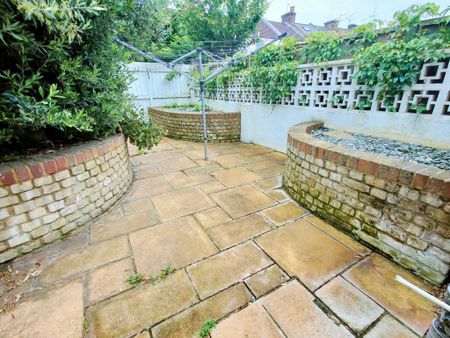 2 bedroom end of terrace house to rent - Photo 3
