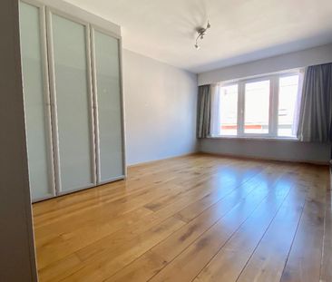 2-slaapkamer appartement met garage in hartje Eeklo - Photo 2