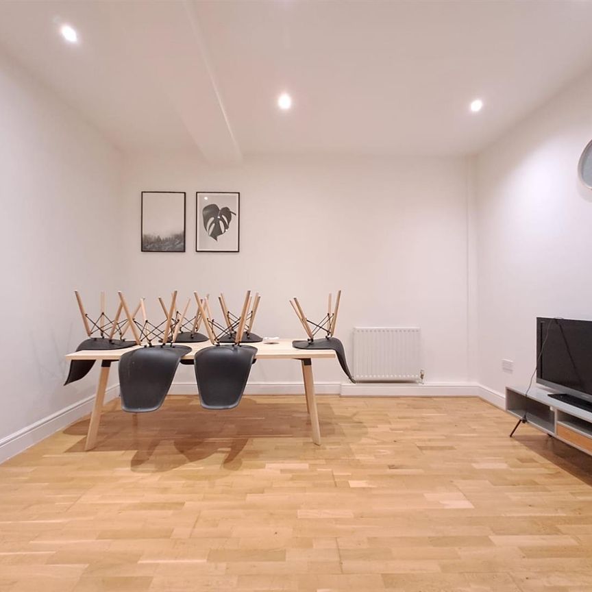 High Street, Epsom KT19, London - Photo 1