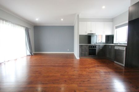 Close to M5&sol;M7 Motorway & Liverpool CBD - Photo 3