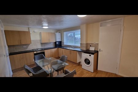 3 Bed Terraced House, Lovell Park View, LS7 - Photo 2