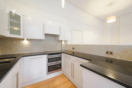 1 bedroom flat in London - Photo 4