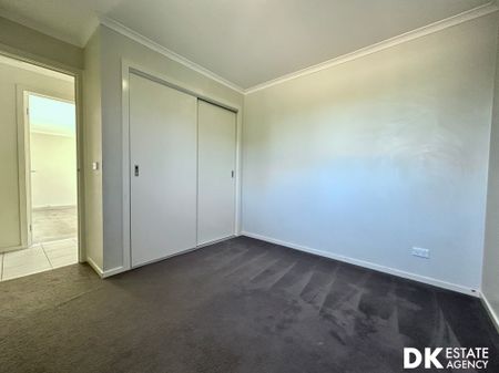 Spacious 4 Bedroom House in Point Cook - Photo 2