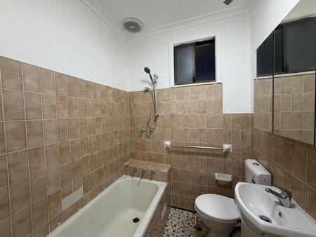 Freshly Painted 3 Bedroom Home, Renovated Kitchen, Fantastic Location! - Photo 4