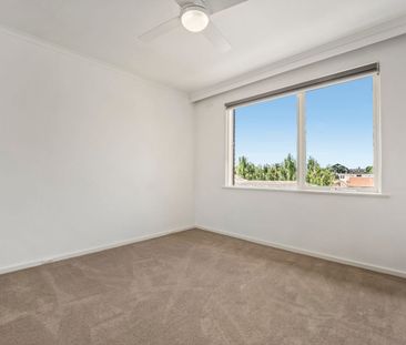 Well presented two bedroom on first floor - Photo 3