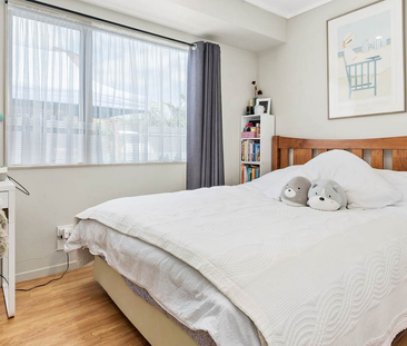 Cozy 2 bed, 1 bath with with a great garden space - Photo 2