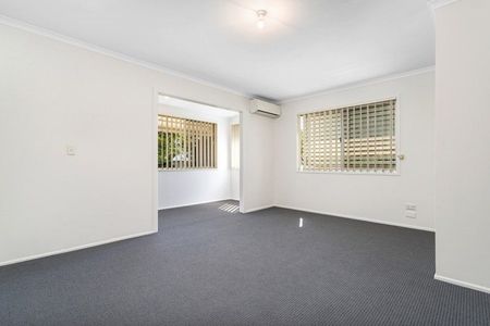 Freshly painted, new carpet and blinds - 5 bedrooms and massive shed and pool - Photo 3