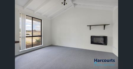 FRESHLY PAINTED FAMILY HOME - Photo 3