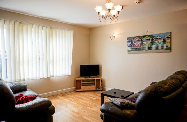 2 Bedrooms Broomfield Crescent - Photo 1