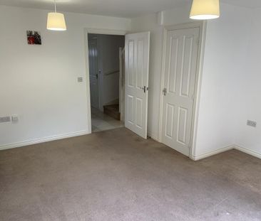 2 bedroom end of terrace house to rent - Photo 2